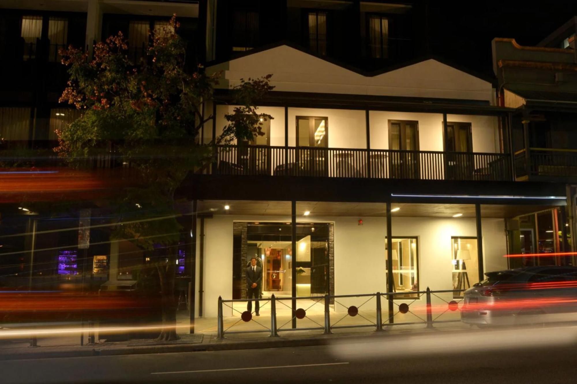 The Beetson Hotel Brisbane Exterior foto The hotel at night